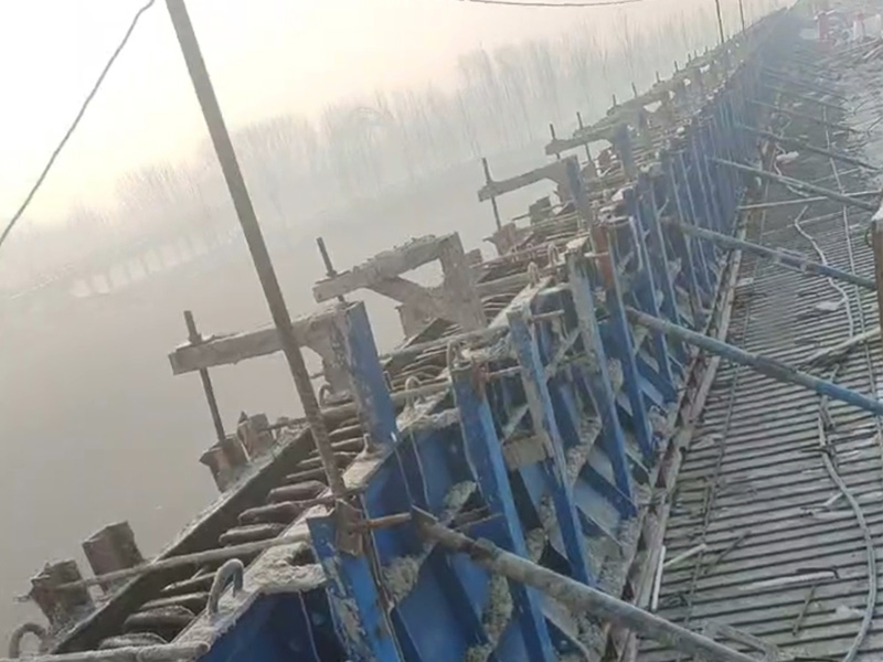 京台高速--护栏模板施工